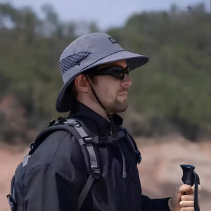 Chapéu de Pesca Zanter Air Trek cinza escuro usado por homem durante caminhada ao ar livre