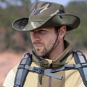 O Chapéu de Pesca Zanter Camo Trek na cor verde militar sendo usando por um homem