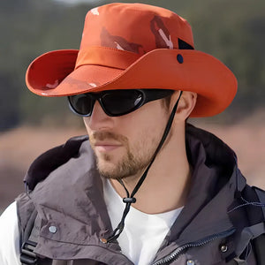 Um pescador usando o Chapéu de Pesca Zanter Camo Trek na cor laranja