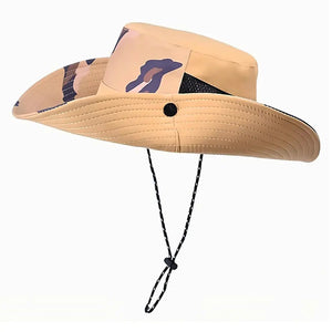 O Chapéu de Pesca Zanter Camo Trek na cor caqui em foco, com seu cordão de ajuste em amostra e o fundo branco