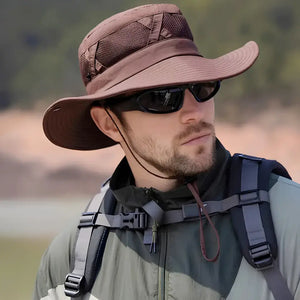 Pescador usando um óculos de sol preto e o Chapéu de Pesca Zanter Hunter na cor café, ele está olhando para o lado