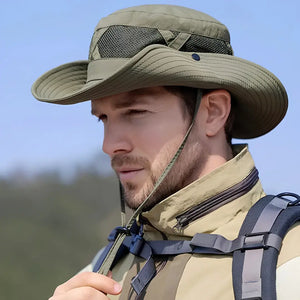 Um pescador com o Chapéu de Pesca Zanter Hunter na cor verde na cabeça, ele está ajustando o cordão do queixo do chapéu