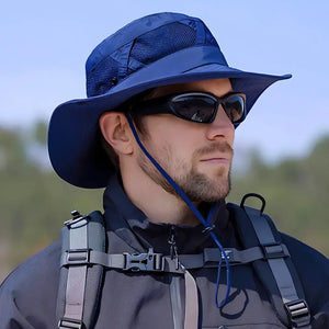 Um pescador mostrado de lado usando o Chapéu de Pesca Zanter Hunter na cor azul