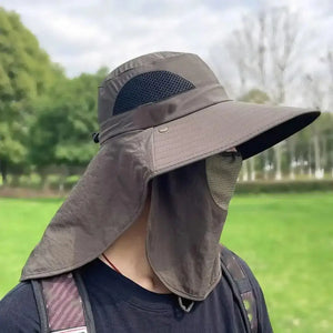 Um aventureiro mostrado de lado e usando o Chapéu de Pesca Zanter Ventus na cor cinza escuro