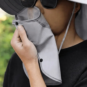 Um pescador removendo o pano de proteção frontal do rosto do Chapéu de Pesca Zanter Ventus