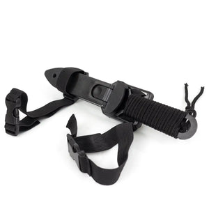 A Faca de Pesca Albatroz Strix dentro de sua bainha, com seus dois cordões de engate rápido acoplado na bainha