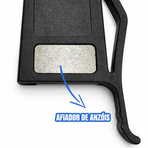 Destaque para o afiador de anzol que vem na bainha da Faca de Pesca Marine Sports Fileteira