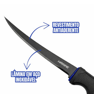 A lâmina da Faca de Pesca Marine Sports Fileteira em foco, com duas informações sobre ela, uma do seu aço e outra sobre seu revestimento