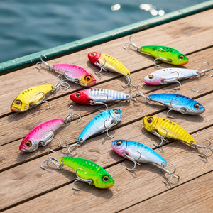 Isca Artificial Metal Jig Blade Bait 16 Peças em cima de um deck ao lado de um rio