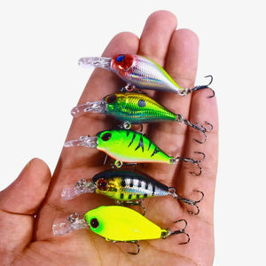 Uma mão segurando as 5 peças da Isca Artificial Mini Crank