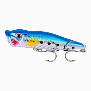 Isca Artificial Popper Pro X Azul Mar mostrada do lado esquerdo, com todas as suas cores e sua garateia em foco