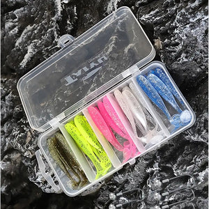 Estojo com iscas artificiais soft shad multicoloridas sobre superfície de pedra, tampa aberta com logotipo visível