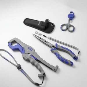 Alicate bico longo carbon, tesoura trimmer e alicate de contenção clamp deitados sobre uma mesa cinza