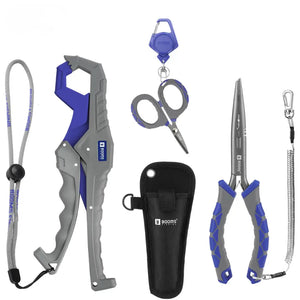 Alicate bico longo carbon à direita com sua bainha, tesoura trimmer no centro e à esquerda o alicate de contenção clamp