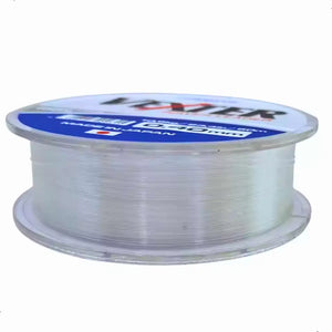 Carretel da Linha Fluorcarbono Marine Vexter deitado de lado, com o foco em sua linha transparente