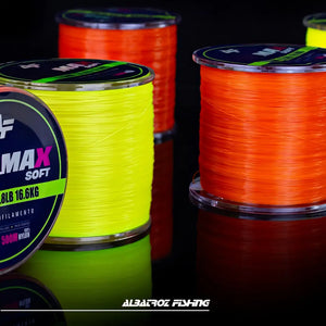 3 carreteis da Linha Monofilamento Albatroz Tamba Max Soft em foco, nas cores amarela e vermelho, com o fundo da imagem preto