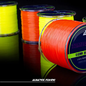 4 carretéis de Linha Monofilamento Albatroz Tamba Max Soft, na cor amarela e vermelha em cima de uma mesa