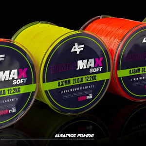 Um carretel de Linha Monofilamento Albatroz Tamba Max Soft na cor amarela e um vermelho, um ao lado do outro