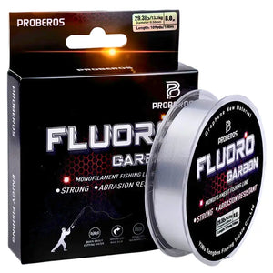 A caixa da linha monofilamento revestida com fluorcarbono do lado esquerdo, e o carretel apoiado nela do lado direito