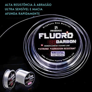 Um carretel da linha monofilamento revestida com fluorcarbono no centro em destaque, com dois carretéis menores do lado esquerdo