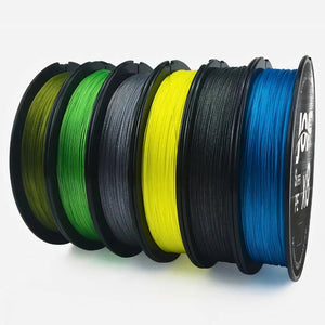 Seis carretéis no foco em cores diferentes da Linha Multifilamento JOF Pure, um ao lado do outro