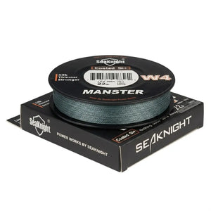 O carretel da Linha Multifilamento Manster W4 na cor cinza em cima da sua caixa
