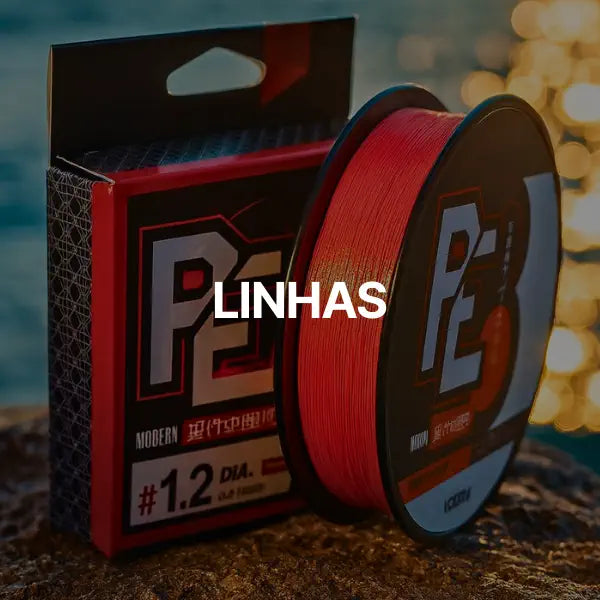 Linha de pesca de multifilamento e monofilamento em cima de uma pedra na costeira, com o mar ao fundo.