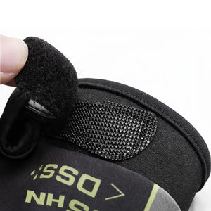 A Luva de Pesca Zanter Axis com o foco em seu velcro ajustável no pulso