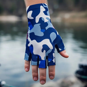 A mão de um pescador em foco, usando a Luva de Pesca Pro Hand na cor camuflada azul, ao fundo um lago de pesca em desfoque