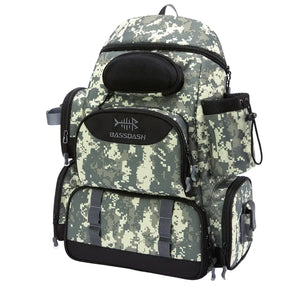 A Mochila de Pesca Bassdash X Camuflada vista na diagonal, com o fundo branco