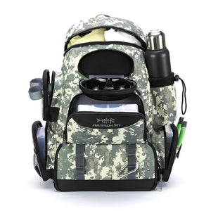 A Mochila de Pesca Bassdash X Camuflada vista de frente, com seu compartimentos carregados com objetos