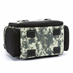 A Mochila de Pesca Bassdash X Camuflada vista na parte de baixo, com seus quatros pés emborrachados e antiderrapante
