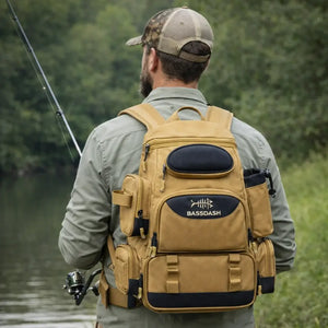 Um pescador dentro de um rio, com uma vara de pescar na mão e usando a Mochila de Pesca Bassdash X Caqui