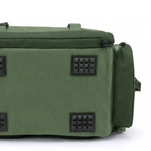 A Mochila de Pesca Bassdash X Verde vista na parte de baixo, com seus quatros pés emborrachados e antiderrapante