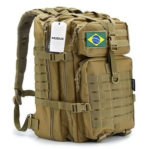 A Mochila de pesca MK na cor caqui mostrada na diagonal, com foco em seus compartimentos e bolsos