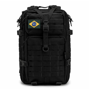 A Mochila de Pesca MK na cor preta sendo mostrada de frente, com seus detalhes em destaque