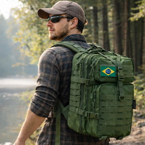 Um homem de óculos escuro e boné usando a Mochila de Pesca MK nas costas