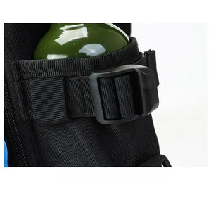 A fivela de ajuste da Mochila de Pesca Zanter Angler Preta em foco