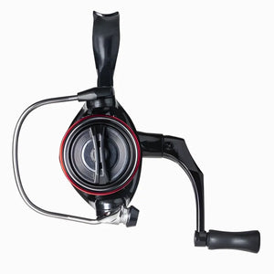 Visão frontal do Molinete Marine Sports Prisma 2500, com destaque para seu freio com ajuste ponto a ponto e seu rotor