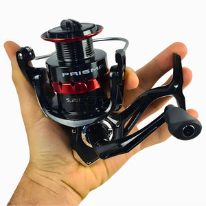 Uma mão segurando o Molinete Marine Sports Prisma tamanho 2500, para demonstrar seu tamanho