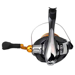 Molinete Daiwa New Revros CS LT 1000 sendo apresentado de costas, com sua manivela na mão esquerda