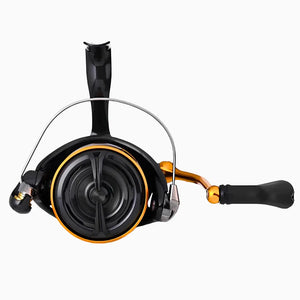 Molinete Daiwa New Revros CS LT 1000 mostrado de frente, com seu ajuste de freio, arco de alumínio e sua manivela na mão esquerda amostra