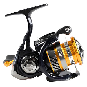 O Molinete Daiwa New Revros CS LT 1000 visto do seu lado direito, mostrando seu carretel na cor dourada