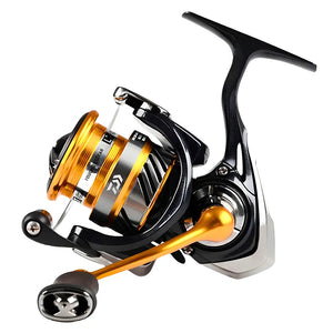 Vista da esquerda do Molinete Daiwa New Revros CS LT 1000, com a manivela do lado esquerdo