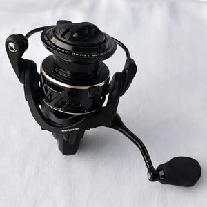 O Molinete de Pesca Zephyr Tamanho 4000 mostrando seu carretel, rotor, manivela e pegador em EVA