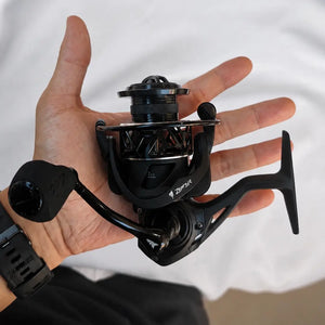O Molinete de Pesca Zephyr Tamanho 4000 em cima de uma mão para mostrar seu tamanho