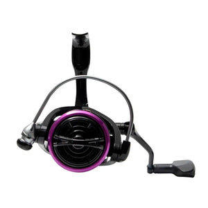 Molinete Maruri Venera 1000 apresentado de frente, com sua manivela do lado esquerdo e seu ajuste de freio amostra