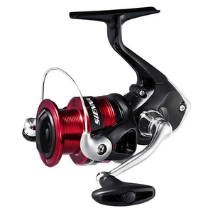Molinete Shimano Sienna FG C3000 visto de lado, com sua manivela na mão esquerda