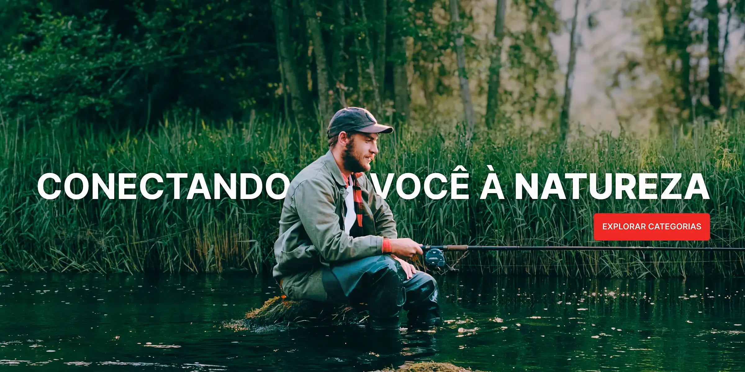Pescador sentado em uma pedra no rio pescando com uma vara de pescar e molinete.