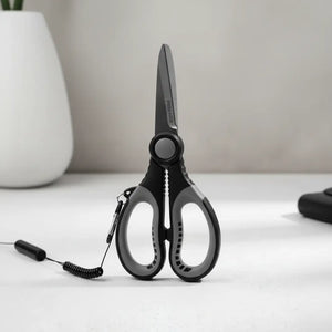 Tesoura de Pesca Booms Cut Pro com sua ponta virada para cima em uma mesa branca